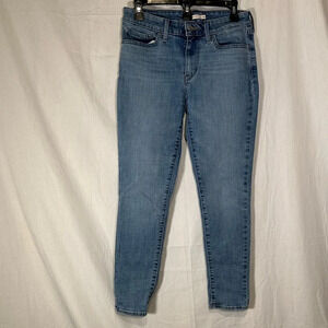 light wash Levi’s 711 skinny ankle jeans size 28